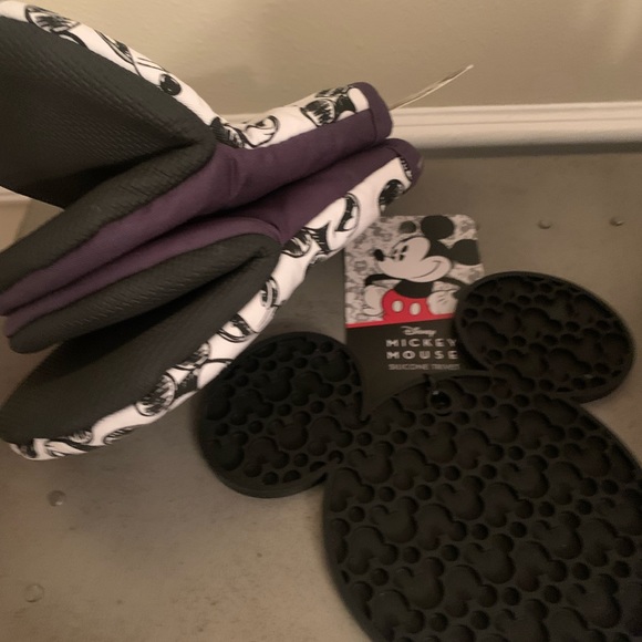 Disney Mickey Mouse kitchen mits and trivet set - Picture 2 of 2